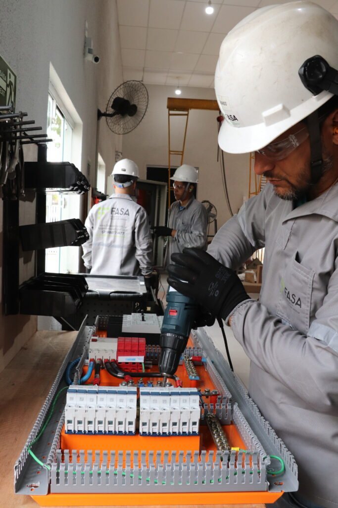 Profissional da FASA realizando serviço elétrico
