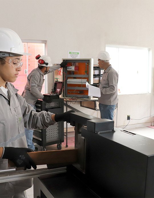 Técnico da FASA trabalhando em painel elétrico